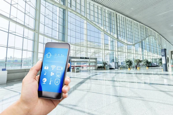 Smartphone Avec Maison Intelligente Hall Aéroport Moderne — Photo