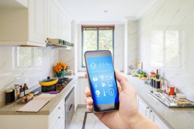 Akıllı ev ve modern mutfak ile Smartphone