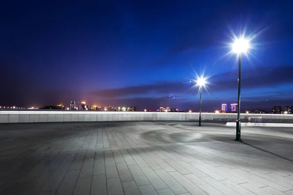 天津市中心夜间空大理石地板与路灯 — 图库照片