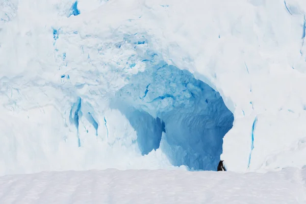 Mooie Witte Ijzige Heuvel Met Grot Antarctische Wateren — Stockfoto
