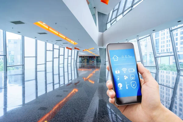 Smartphone Met Slimme Huis Moderne Corridor — Stockfoto