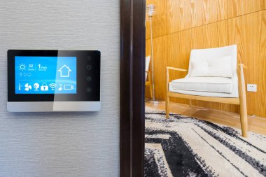 Akıllı ev ve modern oturma odası ile akıllı ekran