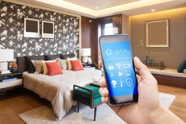 Akıllı ev ve modern yatak odası ile Smartphone