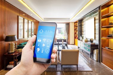 Akıllı ev ve modern oturma odası ile Smartphone