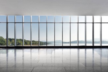 Boş ofis ve mavi gökyüzü güneşli güzel göl