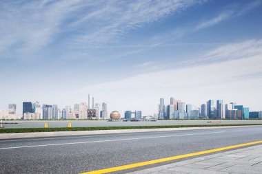 boş asfalt yol ve Hangzhou Qianjiang new city mavi bulut gökyüzü'cityscape