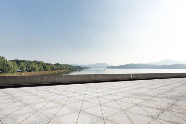 Lege Marmeren Vloer Prachtige Lake Blauwe Zonnige Hemel — Stockfoto