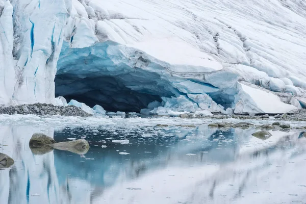 Prachtige Rotsachtige Strand Bedekt Met Witte Ijs Antarctische Wateren — Stockfoto