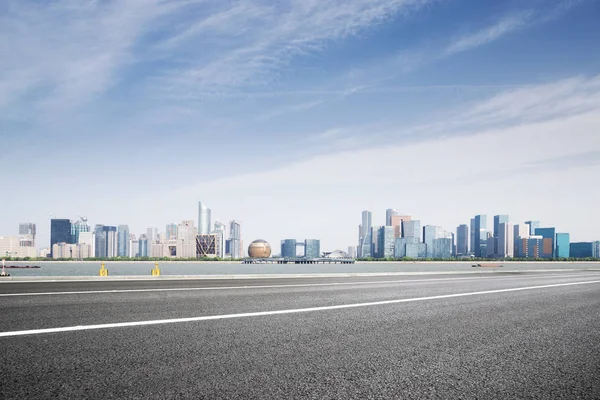 Leere Asphaltstraße Und Stadtbild Von Hangzhou Qianjiang Neue Stadt Blauem — Stockfoto