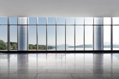 Boş ofis ve mavi gökyüzü güneşli güzel göl