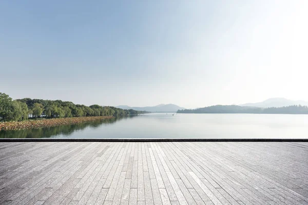 Pavimento Marmo Vuoto Bellissimo Lago Nel Cielo Azzurro Soleggiato — Foto Stock