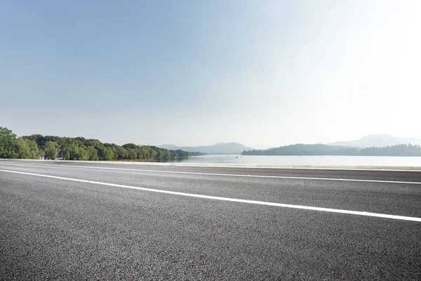 Empty Asphalt Road Beautiful Lake Blue Sunny Sky — Stock Photo, Image