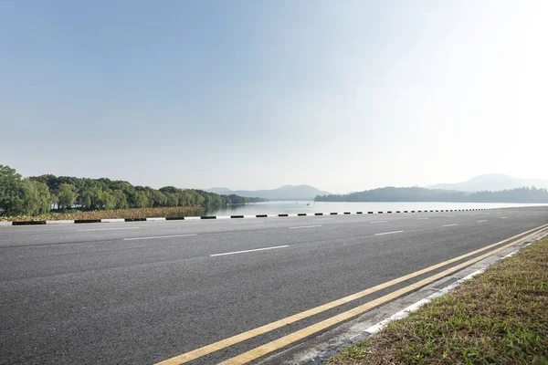 Empty Asphalt Road Beautiful Lake Blue Sunny Sky — Stock Photo, Image