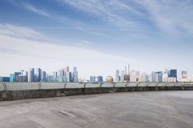 boş beton zemin ve Hangzhou Qianjiang new city mavi bulut gökyüzü'cityscape