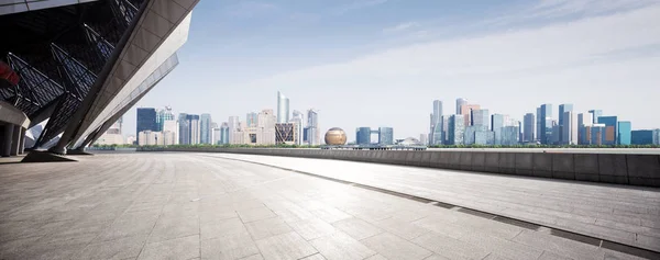 蓝天下的杭州钱江新城空大理石地板与城市风貌 — 图库照片