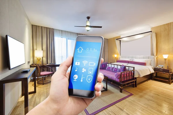 智能家居和现代卧室智能手机 — 图库照片