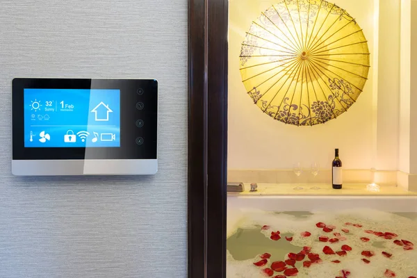 智能屏幕与智能家居和现代浴室在春天酒店 — 图库照片