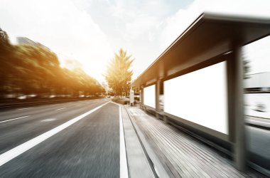 Hangzhou güneşli bulut gökyüzünde merkezdeki boş asfalt yolun bulanık görünüm