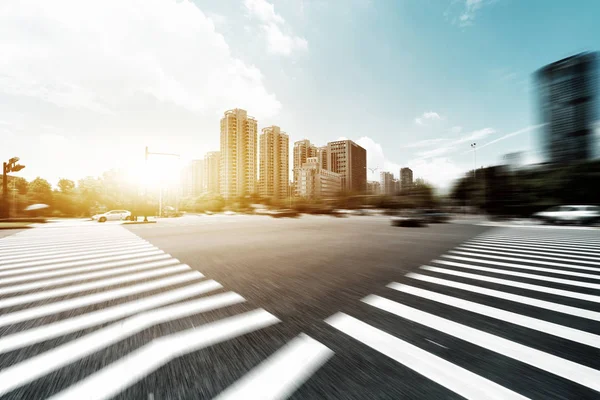 Vista Borrosa Camino Asfalto Vacío Centro Hangzhou Cielo Nuboso Soleado —  Fotos de Stock