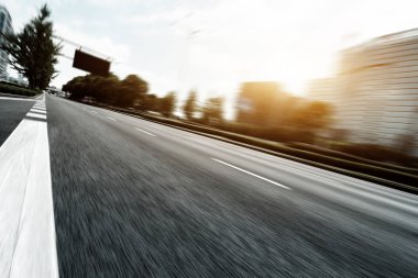 Hangzhou güneşli bulut gökyüzünde merkezdeki boş asfalt yolun bulanık görünüm