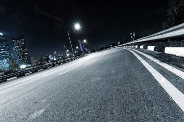 Geceleri Kuala Lumpur merkezinde boş asfalt yol