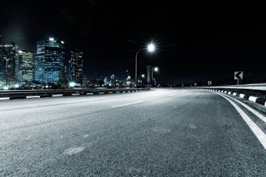 Geceleri Kuala Lumpur merkezinde boş asfalt yol