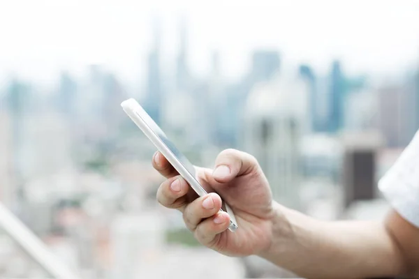 Homme Joue Avec Téléphone Mobile Sur Balcon Dans Centre Ville — Photo