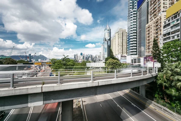 viyadük altındaki insanlar ile modern gökdelenler arasında