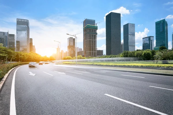 Asphaltstraße Einer Modernen Stadt Mit Wolkenkratzern Als Hintergrund — Stockfoto