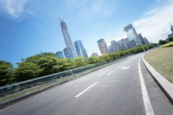 Asphaltstraße Einer Modernen Stadt Mit Wolkenkratzern Als Hintergrund — Stockfoto