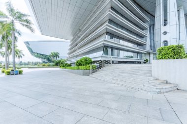 Modern şehrin boş, modern meydanı ve gökdelenleri