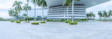 Modern şehrin boş, modern meydanı ve gökdelenleri