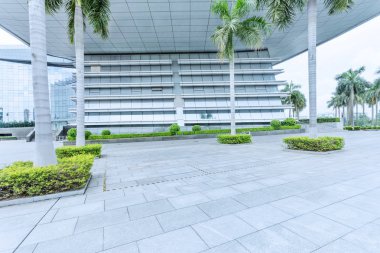 Modern şehrin boş, modern meydanı ve gökdelenleri