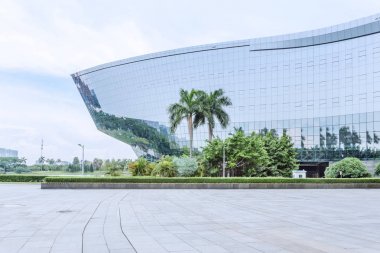 Modern şehrin boş, modern meydanı ve gökdelenleri