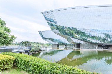 Modern şehrin boş, modern meydanı ve gökdelenleri