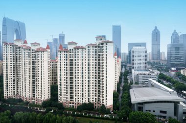 perspektif mavi gökyüzü altında bakan ile modern bir şehir gökdelenler