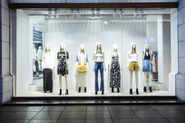 sokakta modern bir şehir alışveriş merkezi