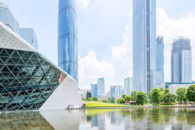 Modern şehrin boş, modern meydanı ve gökdelenleri