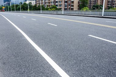 Morden şehrinde asfalt yol