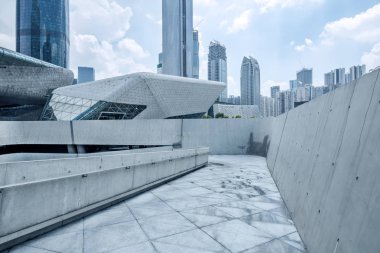Modern şehrin boş, modern meydanı ve gökdelenleri