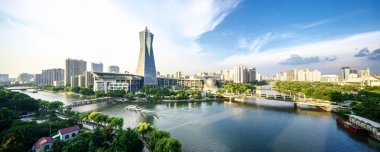 bir Nehri boyunca modern bir şehir gökdelenler 