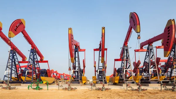 Нафтове Поле Багатьма Насосними Агрегатами — стокове фото