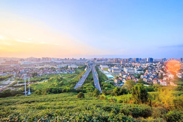 Wolkenkratzer Einer Modernen Stadt Mit Aussicht Unter Blauem Himmel — Stockfoto
