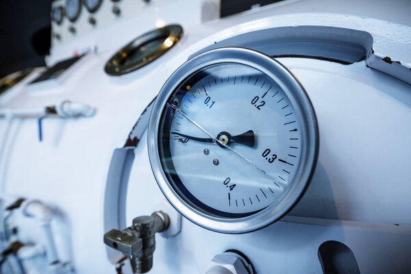 Крупный план барометра в газодобывающей промышленности
