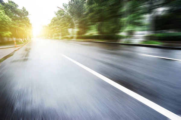 Asphaltstraße Einer Modernen Stadt Mit Wolkenkratzern Als Hintergrund — Stockfoto