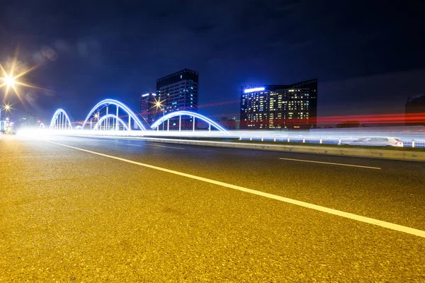 Estrada Asfalto Vazia Uma Cidade Moderna Com Arranha Céus Noite — Fotografia de Stock