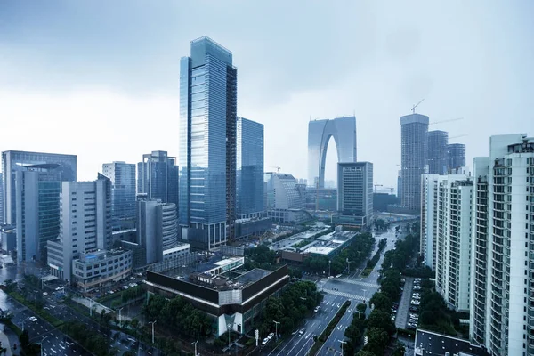 Panorama Arranha Céus Uma Cidade Moderna Sob Céu Azul — Fotografia de Stock