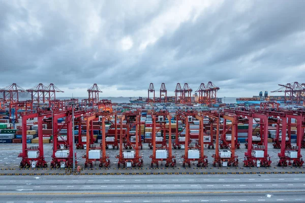 上海の港に夜明けに工業港 — ストック写真