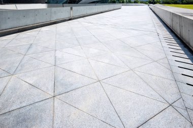 Mermer karesiyle boş gökdelenler ile modern bir şehir