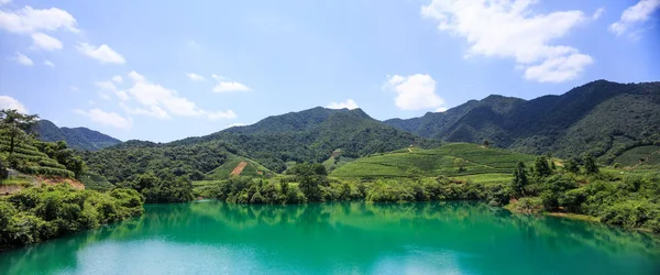 Lago Claro Turquesa Rodeado Montañas —  Fotos de Stock